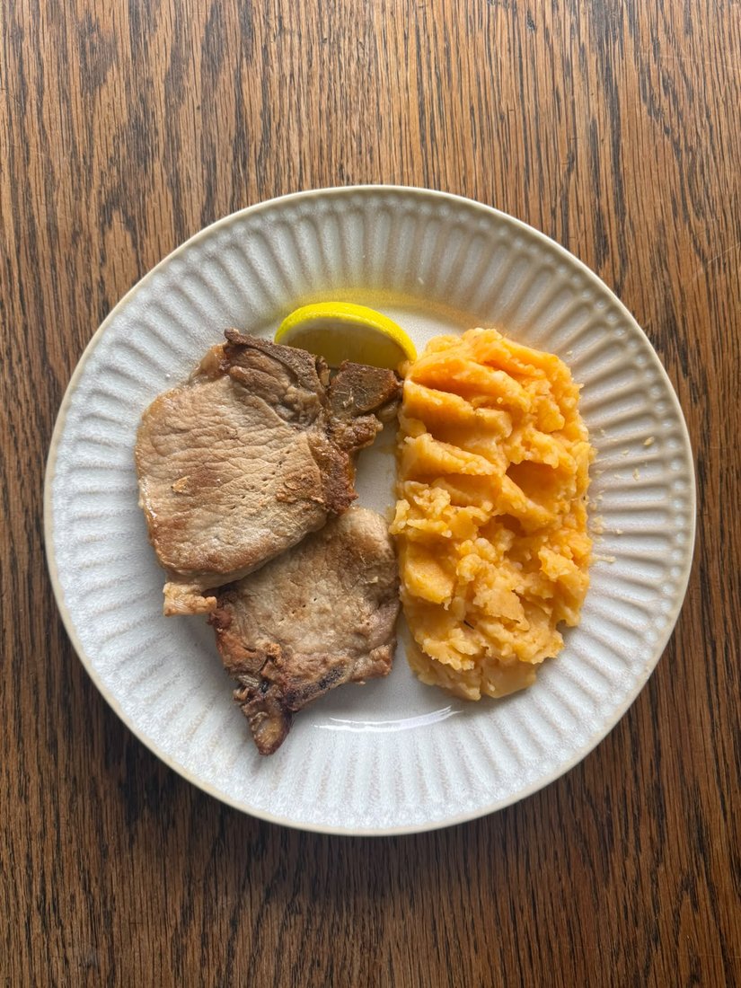 Costeleta de cerdo con puré mixto, plato de Humus Lunch