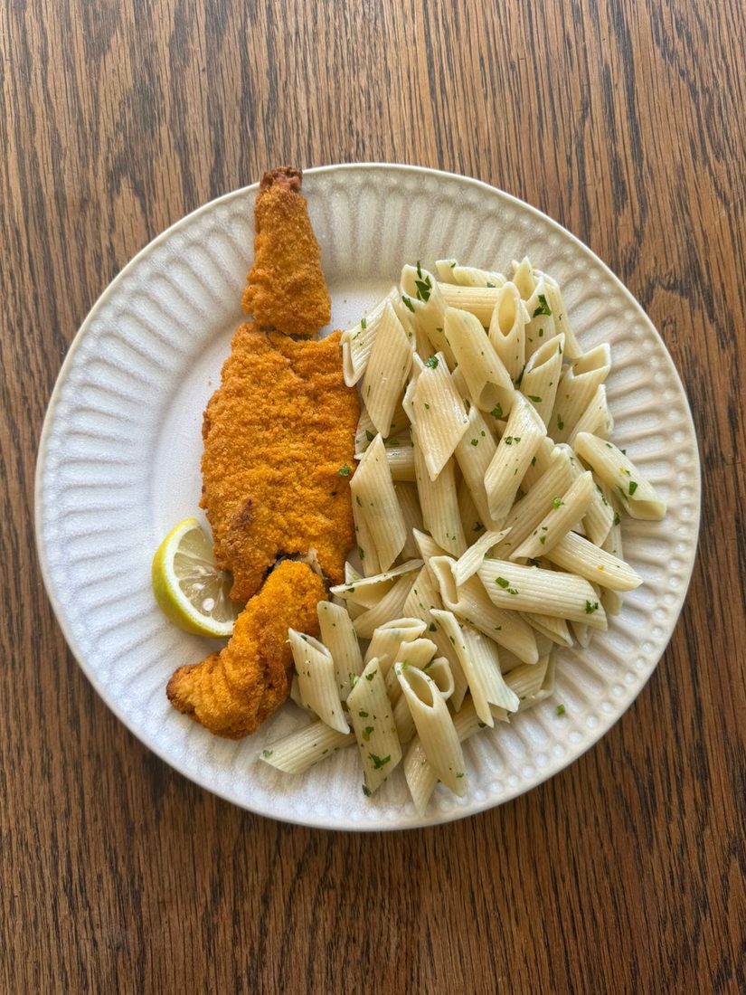 Filet de merluza con fideos al pesto, plato de Humus Lunch