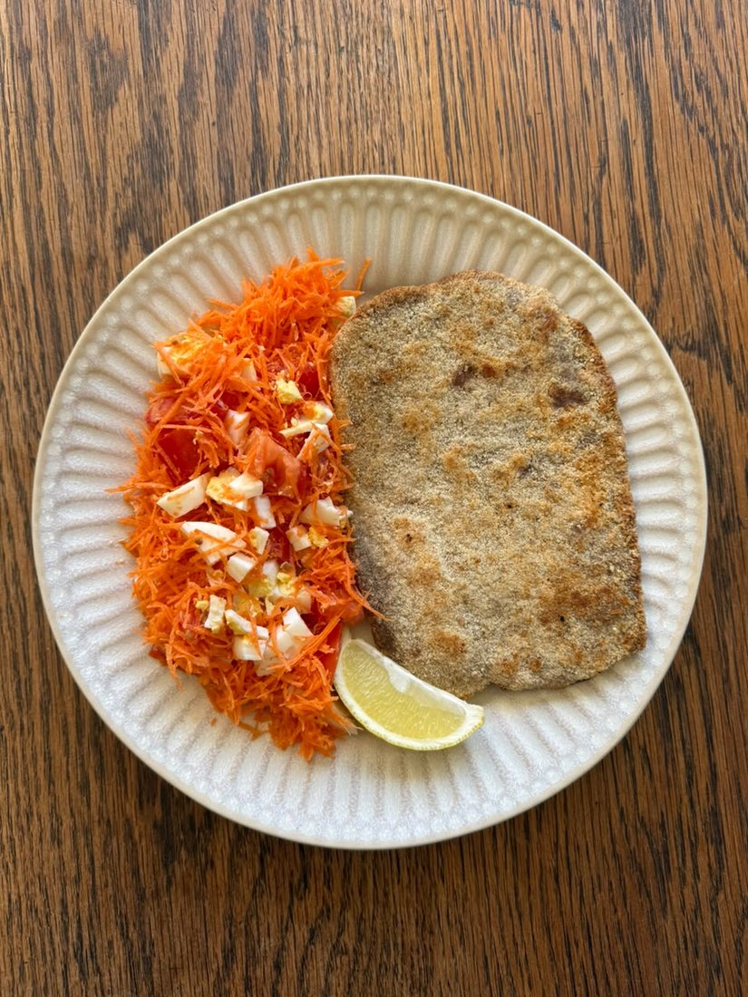 Milanesa con ensalada de zanahoria, plato de Humus Lunch